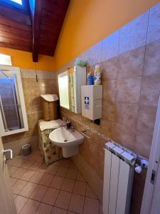 baño con lavabo y espejo en la pared en Princess Apartment, en Vasto