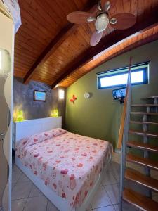 1 dormitorio con 1 cama y ventilador de techo en Princess Apartment, en Vasto