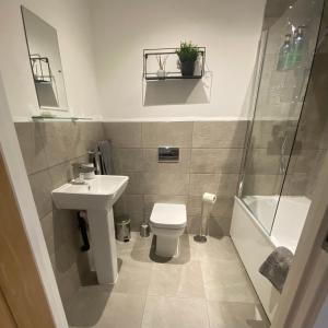 a bathroom with a toilet and a sink and a shower at Modern 2 Bed Apartment/Free Parking/Near City/Self-Check In in Handsworth