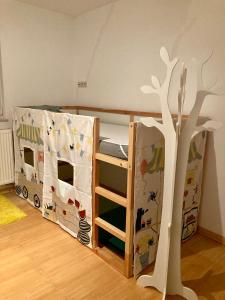 1 dormitorio con 2 literas y un mural de árboles en La Maison des bois, 