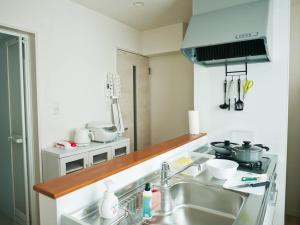 Kuchyň nebo kuchyňský kout v ubytování (A5)NEW OPEN☆中心エリアへ好アクセス　格安＆美室で快適空間　サービスアパ―トメントSAPPORO南8条A5
