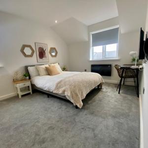 a bedroom with a large bed and a window at Modern 2 Bed Apartment/Free Parking/Near City/Self-Check In in Handsworth