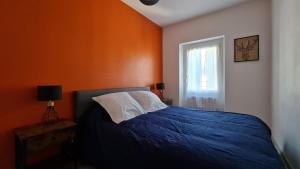 Un dormitorio con una cama azul y una ventana en Cahors, the place to be ! :), en Cahors