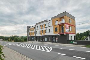 un edificio al lado de una calle en Słone Residence Apartamenty & Beer SPA, en Kudowa-Zdrój
