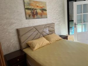 a bed with a headboard in a bedroom at Appartement bord de mer et piscine en option in Tangier