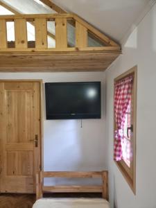 Zimmer mit einem Flachbild-TV an der Wand in der Unterkunft Holiday Home SAJRA in Kulen Vakuf