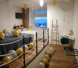 uma sala com uma mesa com balões de ouro em B&B 106 Maison de Charme em Mola di Bari