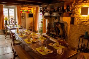 een grote eetkamer met een lange tafel met stoelen bij Logis Auberge de la Fontaine in Villiers-sur-Suize
