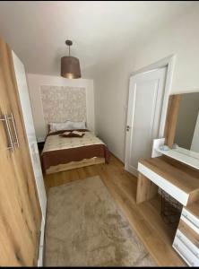 Dormitorio pequeño con cama y espejo en Apartamentul GAVIOTA, en Timisoara