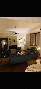 マルセイユにあるGrand Appartement haussmannienのリビングルーム(ソファ、テーブル付)