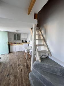 sala de estar con escalera y cocina en Siesta Villas nearby Tzanaki Beach Livadi en Livadi Astypalaias