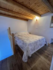 um quarto com uma cama num quarto com tectos em madeira em Siesta Villas nearby Tzanaki Beach Livadi em Livadi Astypalaias
