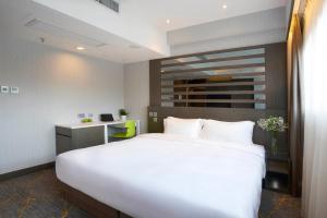 A bed or beds in a room at The Cityview - Chinese YMCA of Hong Kong