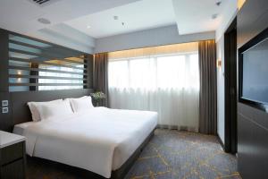 A bed or beds in a room at The Cityview - Chinese YMCA of Hong Kong