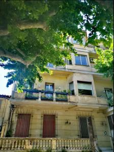 マルセイユにあるGrand Appartement haussmannienの通りに面した古い家