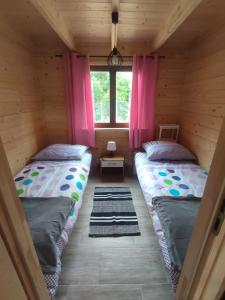 Posteľ alebo postele v izbe v ubytovaní Domki z bali u Ireny Mazury
