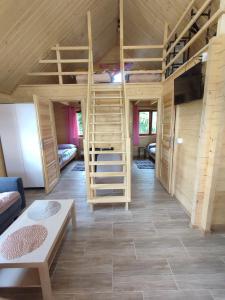 Poschodová posteľ alebo postele v izbe v ubytovaní Domki z bali u Ireny Mazury