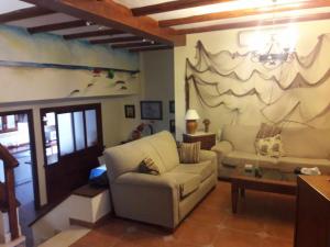 ein Wohnzimmer mit einem Sofa und einem Tisch in der Unterkunft Casa Marquesa in Punta Umbría