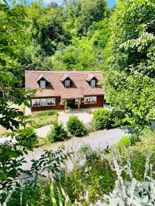 Krupanj的住宿－Kucica Djukanovic Dobri Potok，树林中房屋的空中景观