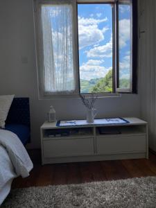 una camera con letto e finestra di Kucica Djukanovic Dobri Potok a Krupanj