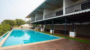 The Green Gate Resort Mulshi内部或周边的泳池