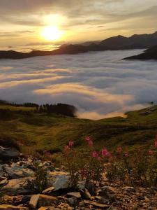 een zicht op een mistige vallei met de zon die boven de wolken opkomt bij Pension Ferienwohnung Pirhofer in Kramsach