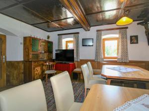 Televízia a/alebo spoločenská miestnosť v ubytovaní Apartment Binter by Interhome