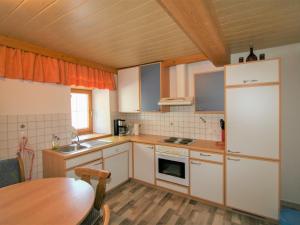 Kuchyňa alebo kuchynka v ubytovaní Apartment Binter by Interhome