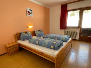 1 Schlafzimmer mit 2 Betten und einem Fenster in der Unterkunft Apartment Roggenboden - WIL271 by Interhome in Oberau
