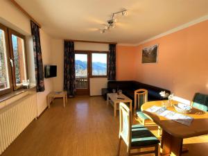 Μια τηλεόραση ή/και κέντρο ψυχαγωγίας στο Apartment Roggenboden-2 by Interhome