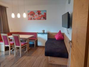 TV a/nebo společenská místnost v ubytování Apartment Anton-2 by Interhome