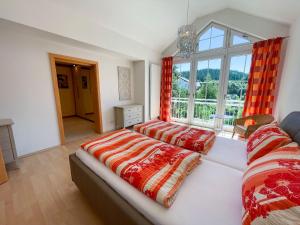 1 dormitorio con 2 camas y ventana grande en Holiday Home Ederer by Interhome en Schorndorf