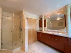 y baño con ducha, 2 lavabos y espejo. en Holiday Home Ederer by Interhome en Schorndorf