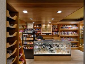 Supermarket nebo jiné obchody v  hotelu nebo okolí + 22 fotografií
