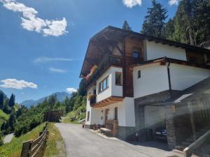 dom przy drodze w obiekcie Apartment Apart Ladner by Interhome w mieście Kappl