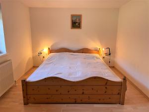 AngerbergにあるHoliday Home Anger - ANB100 by Interhomeのランプ2つが備わる客室の大型ベッド1台分です。