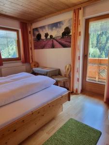 sypialnia z dwoma łóżkami i oknem w obiekcie Apartment Apart Ladner by Interhome w mieście Kappl