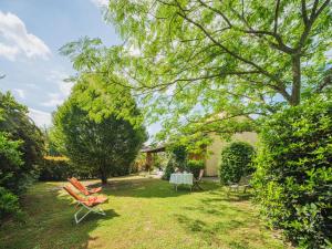 een tuin met stoelen en een tafel in de tuin bij Holiday Home Villa Ulivo by Interhome in Orentano