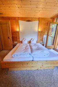 sypialnia z łóżkiem w drewnianym domku w obiekcie Apartment Apart Ladner by Interhome w mieście Kappl +32 zdjęcia