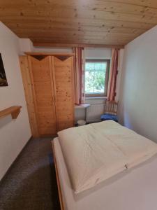 mała sypialnia z łóżkiem i oknem w obiekcie Apartment Apart Ladner by Interhome w mieście Kappl