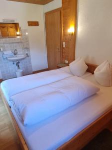 Łóżko lub łóżka w pokoju w obiekcie Apartment Apart Ladner by Interhome