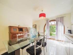 cocina con mesa de cristal y silla en Holiday Home Villa Ulivo by Interhome, en Orentano 33 fotos más
