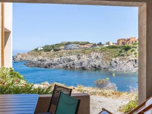 vistas al océano desde el balcón de una casa en Apartment Les Roches Bleues-1 by Interhome en Collioure