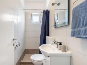 Kúpeľňa v ubytovaní Holiday Home Kata by Interhome