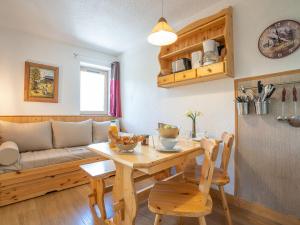 Il comprend une cuisine et un salon avec une table et un canapé. dans l'établissement Apartment Arcelle-20 by Interhome, à Val Thorens