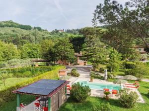 MontemagnoにあるHoliday Home Verde Versilia by Interhomeの太陽屋根の家屋