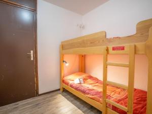 מיטה או מיטות קומותיים בחדר ב-Studio Vanoise-18 by Interhome