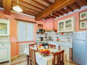MontemagnoにあるHoliday Home Verde Versilia by Interhomeのキッチン(フルーツ付きのテーブル付)