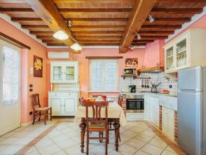 Η κουζίνα ή μικρή κουζίνα στο Holiday Home Verde Versilia by Interhome +43 φωτογραφίες