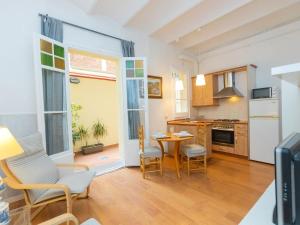 uma cozinha e sala de jantar com mesa e cadeiras em Apartment Gracia Torrijos by Interhome em Barcelona